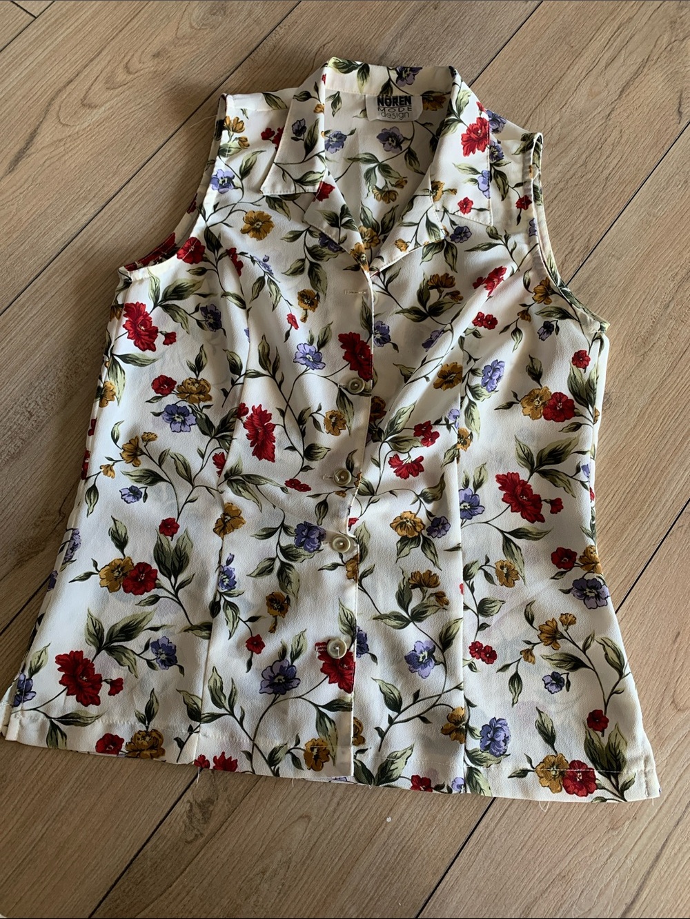 VTG White Floral Button-Front Sleeveless Camisole - flowy fall layering top